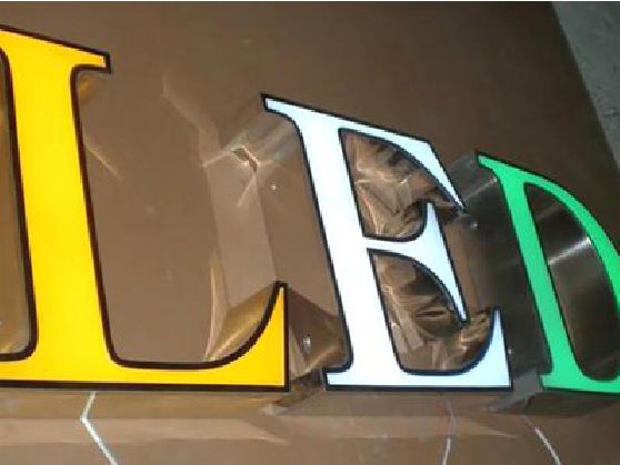河口介绍LED招牌的基础知识。